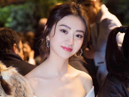 娱乐吃瓜背景女星是谁啊,揭秘“吃瓜群众”热议的神秘女星